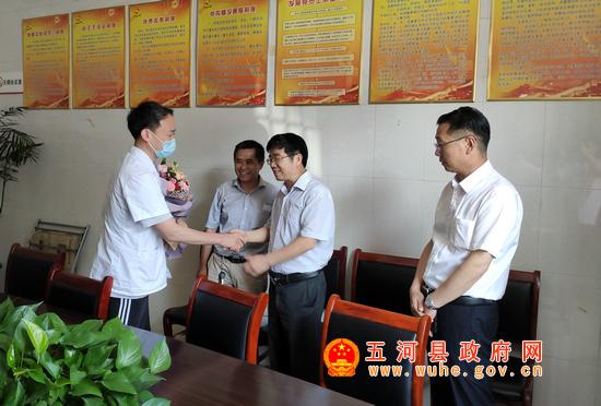 副县长张允武走访慰问科技工作者代表