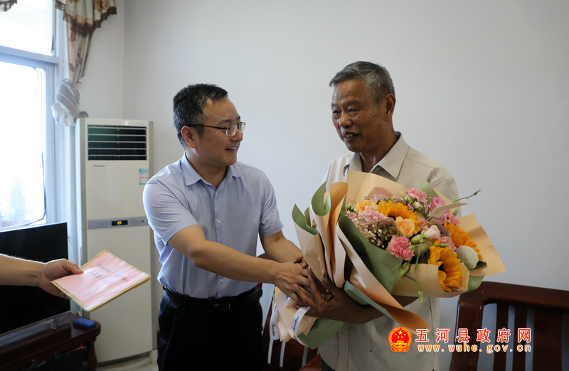 县长刘中原走访慰问部分在职和离退休教师_五河县人民政府