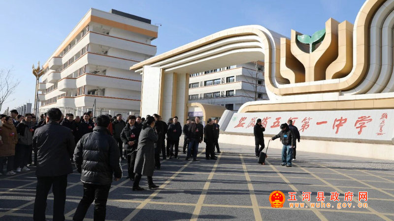 出席县政协十一届五次会议的委员开展视察活动